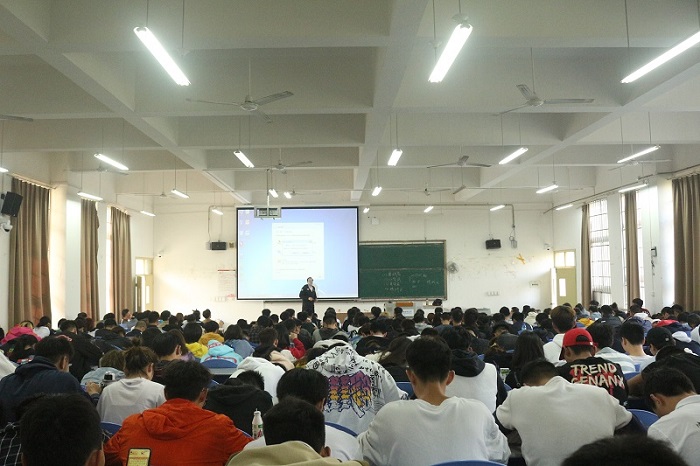 【体育与医护】体育与医护学院举办美式篮球基本技术训练专题讲座
