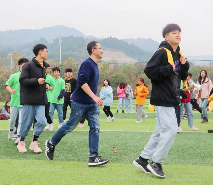【艺术】艺术学院顺利举行第二届学生干部素质拓展活动