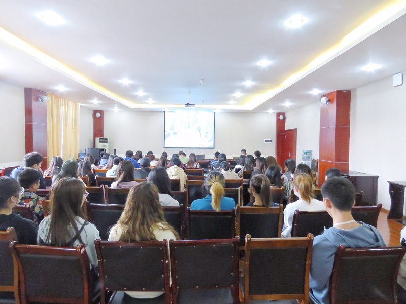 【经管】经济管理学院党总支组织全院学生党员集中学习