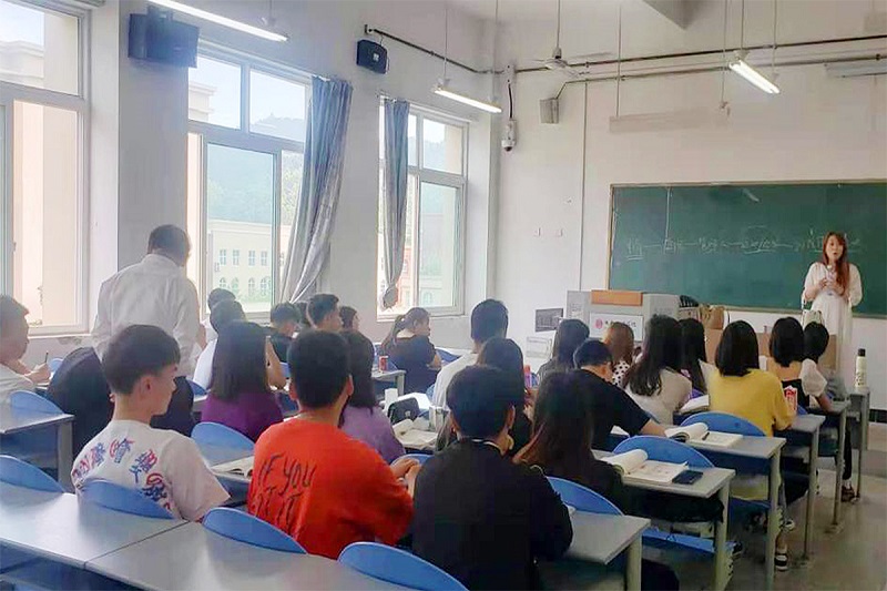 【经管】经济管理学院领导深入教学一线督查课堂教学质量