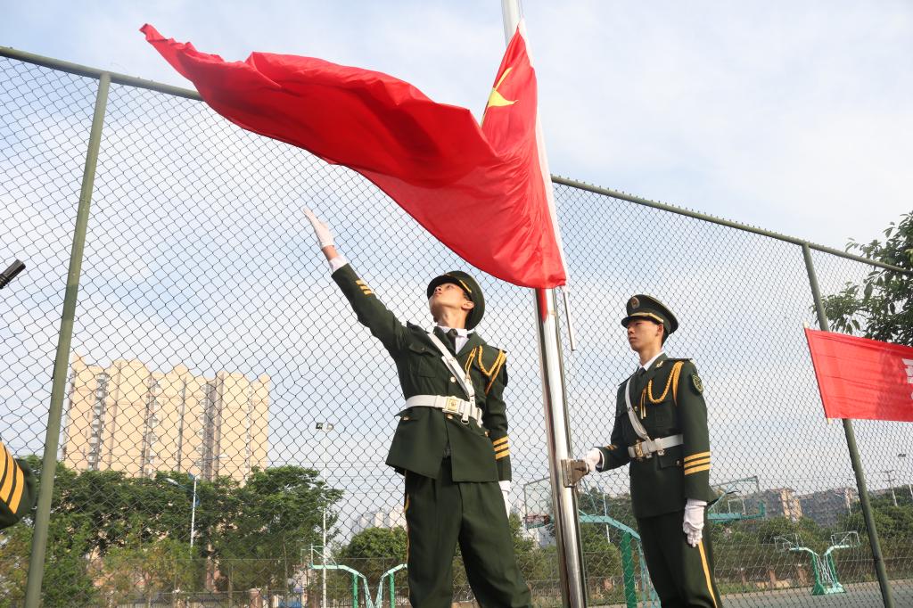 【国护】国旗护卫队完成我校第十五周升旗仪式