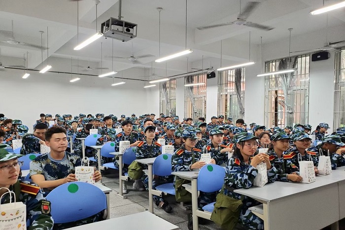 【经管】经济管理学院开展新生军训慰问活动