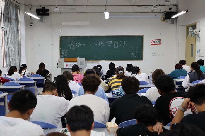 【教育】教育学院21级新生迎来新学期第一堂早自习