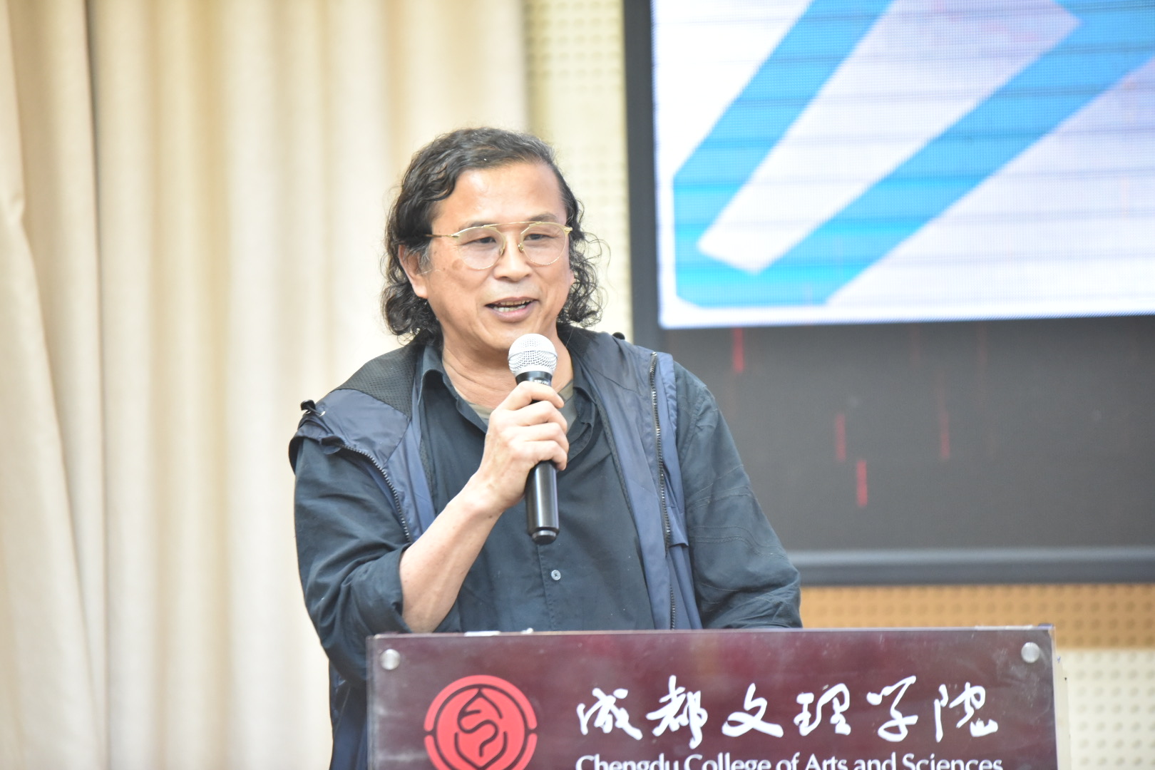 【艺术】艺术学院顺利举行四川当代艺术谱系浏览讲座