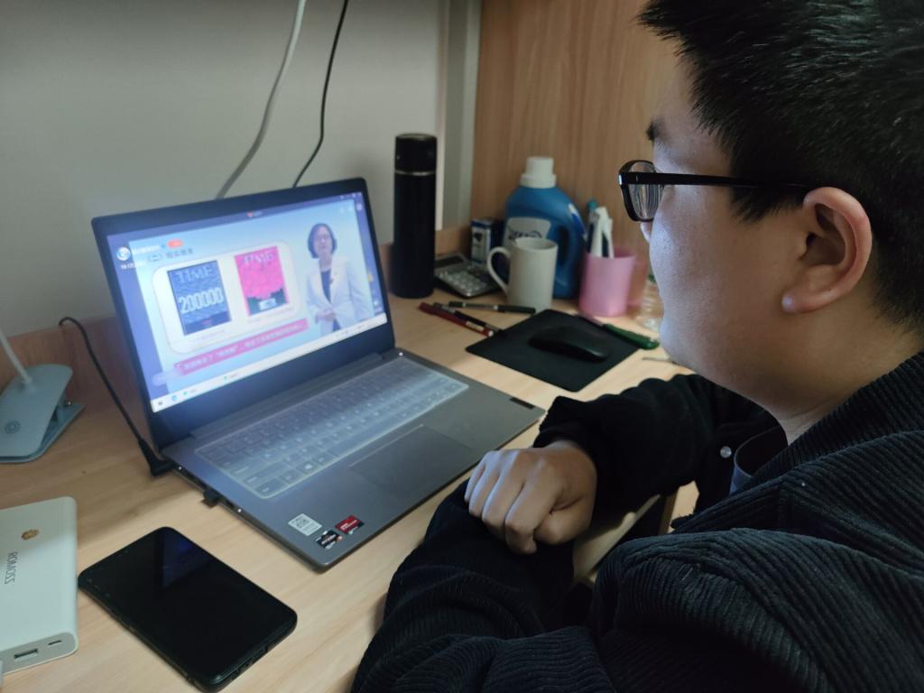 学校组织观看四川省大学生2022年春季“开学第一课”