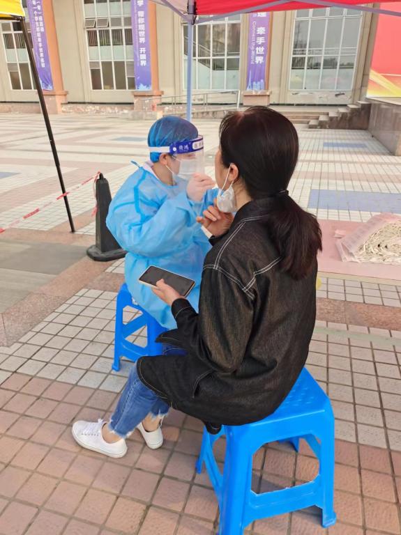 我校组织开展重点师生人群核酸检测工作