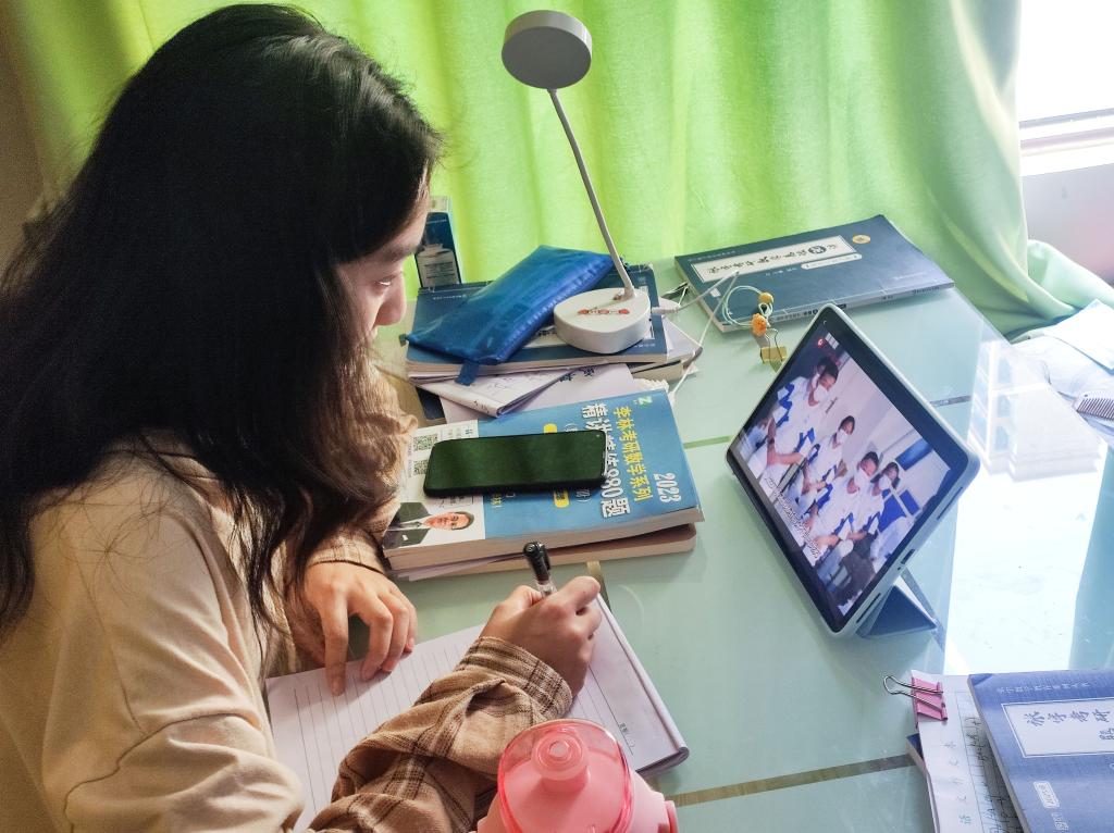 【建筑】建筑学院党总支组织观看大中小学生同上一堂航天精神思政大课