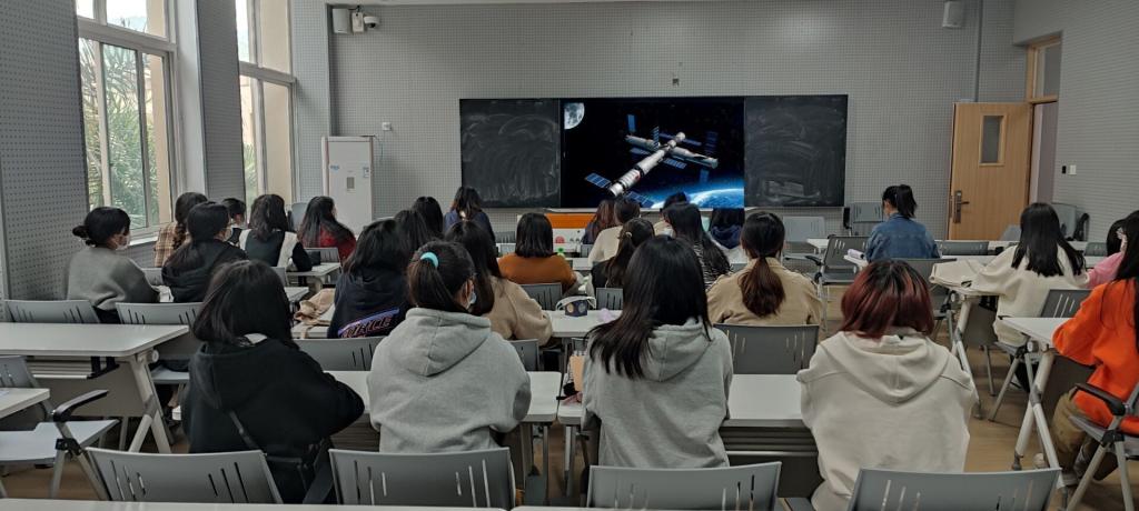 成都文理学院组织观看“同上一堂航天精神思政大课”
