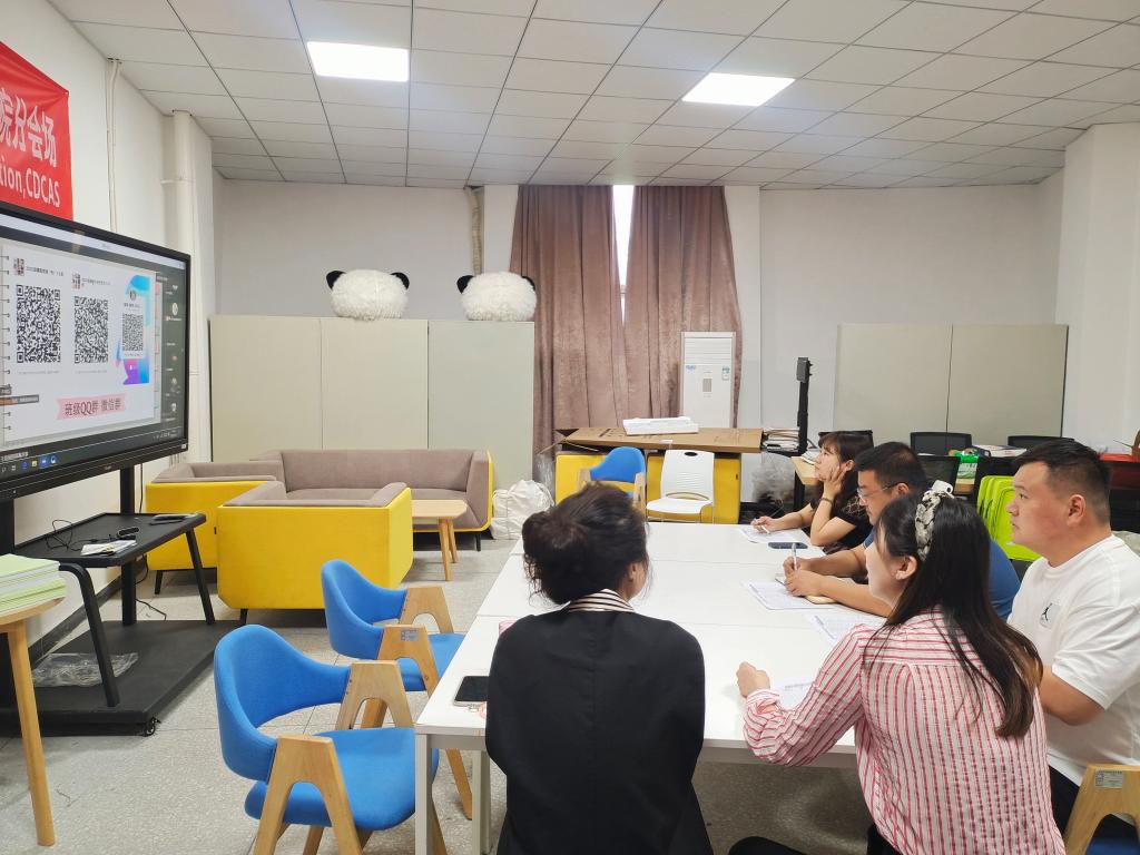 我校各学院开展新生线上见面会