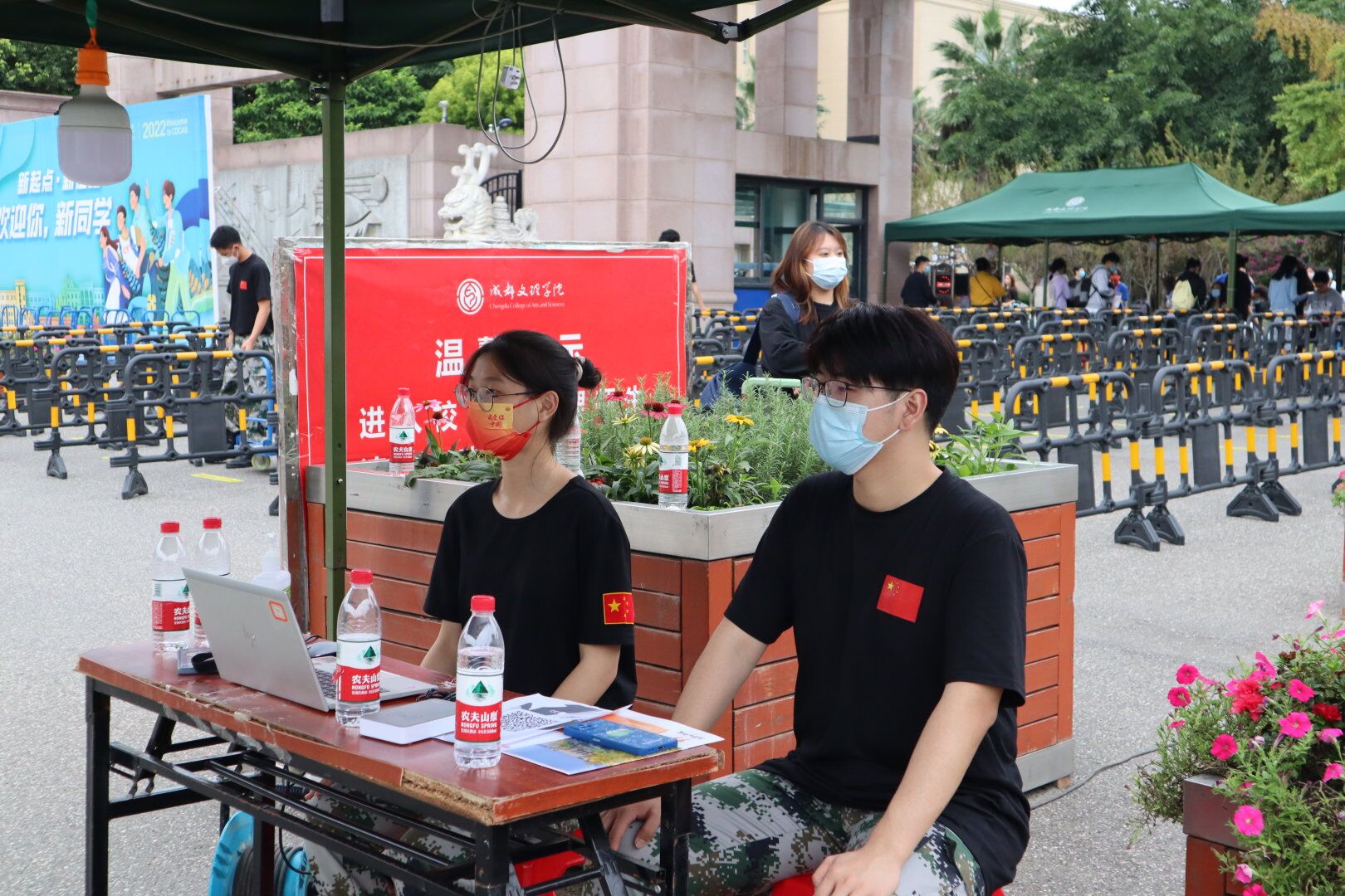 【国护】 国旗护卫队志愿者积极参与我校迎新工作