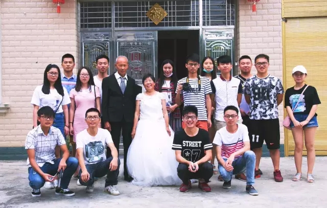 帮老人补拍婚纱照1.webp.jpg
