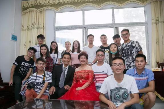 帮老人补拍婚纱照3.jpg