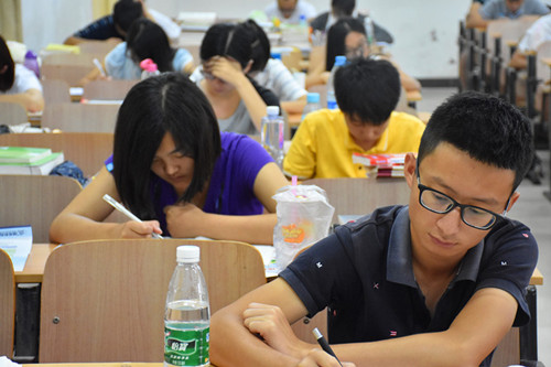 假期备考学子学习忙3.jpg