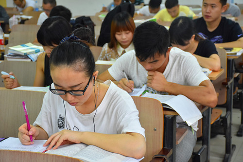 假期备考学子学习忙2.jpg