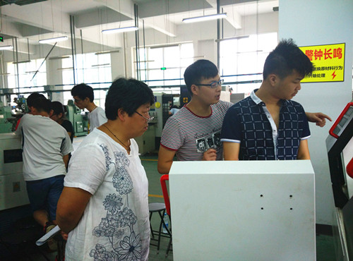 机电学子在工程实训中心“上岗”