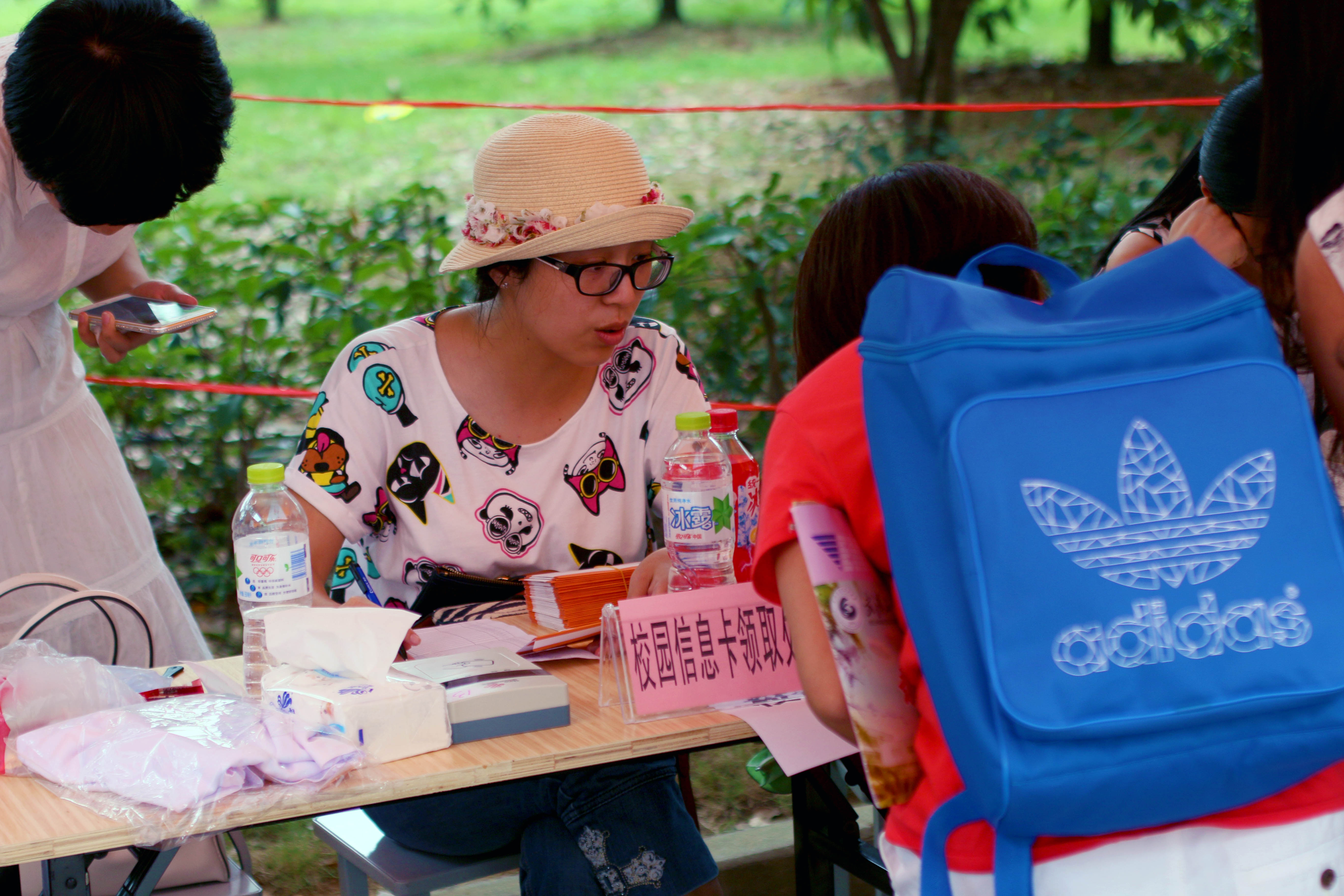 报到后别忘领校园卡体会高大上的食堂.jpg