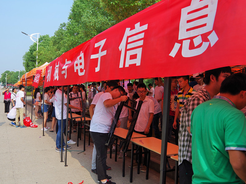 布置迎新现场.JPG