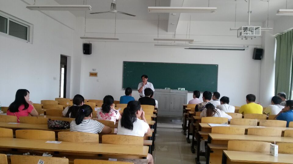 电信专业负责人向同学们介绍电信专业相关.jpg