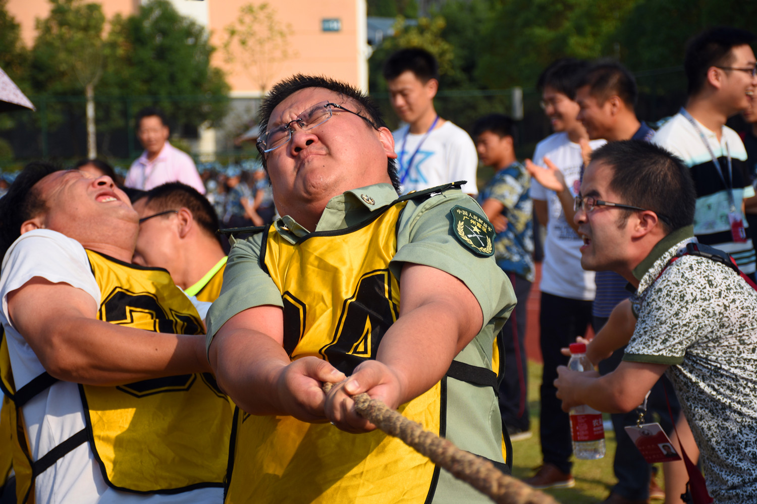 学校举办拔河比赛庆祝教师节
