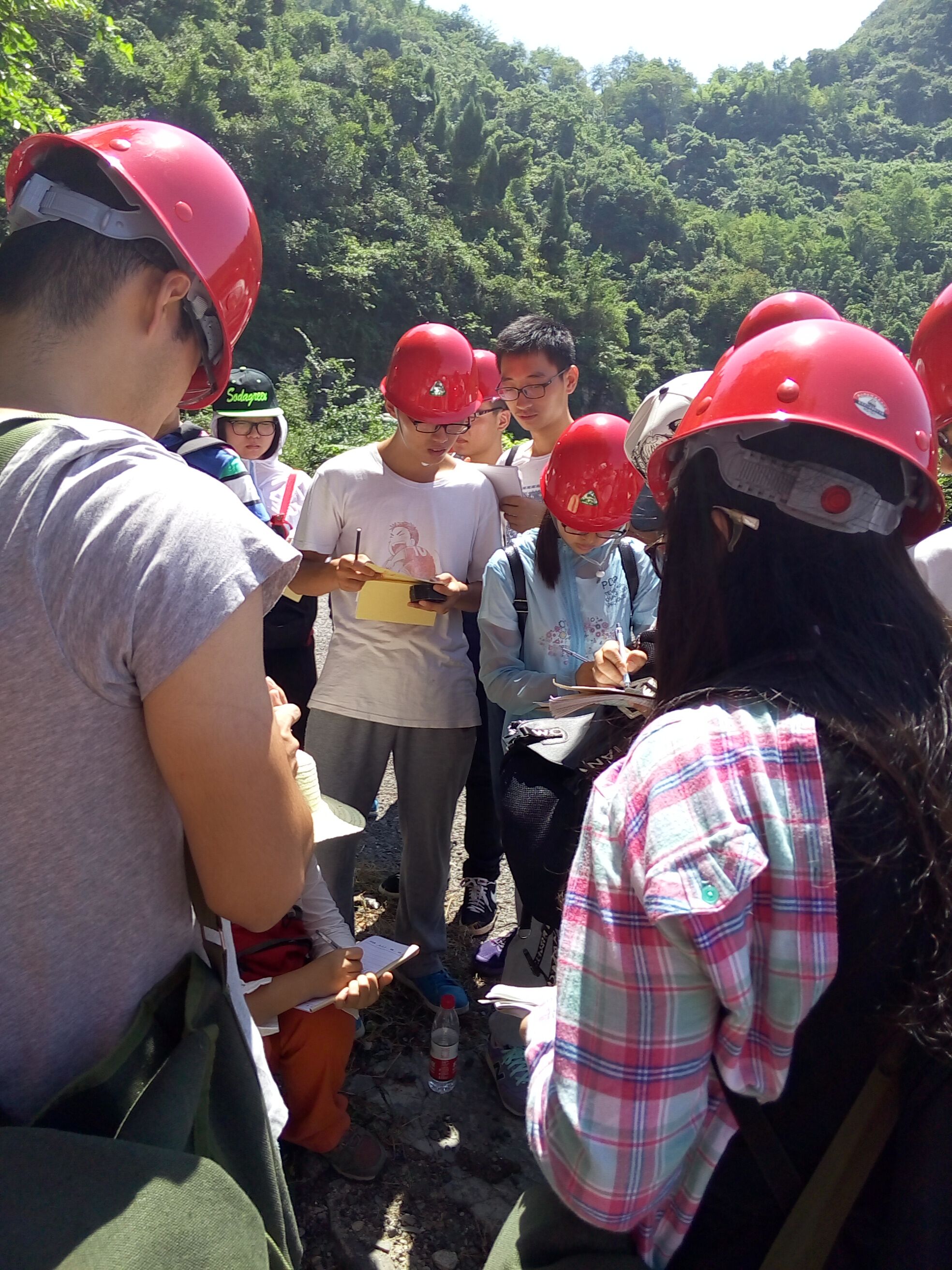 我校2013级地质专业秭归实习圆满完成