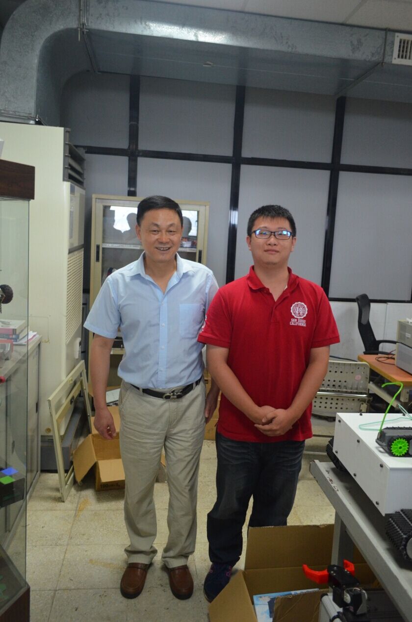 王典洪校长与台北城市科大实验室中学生亲切交谈并合影留念.jpg