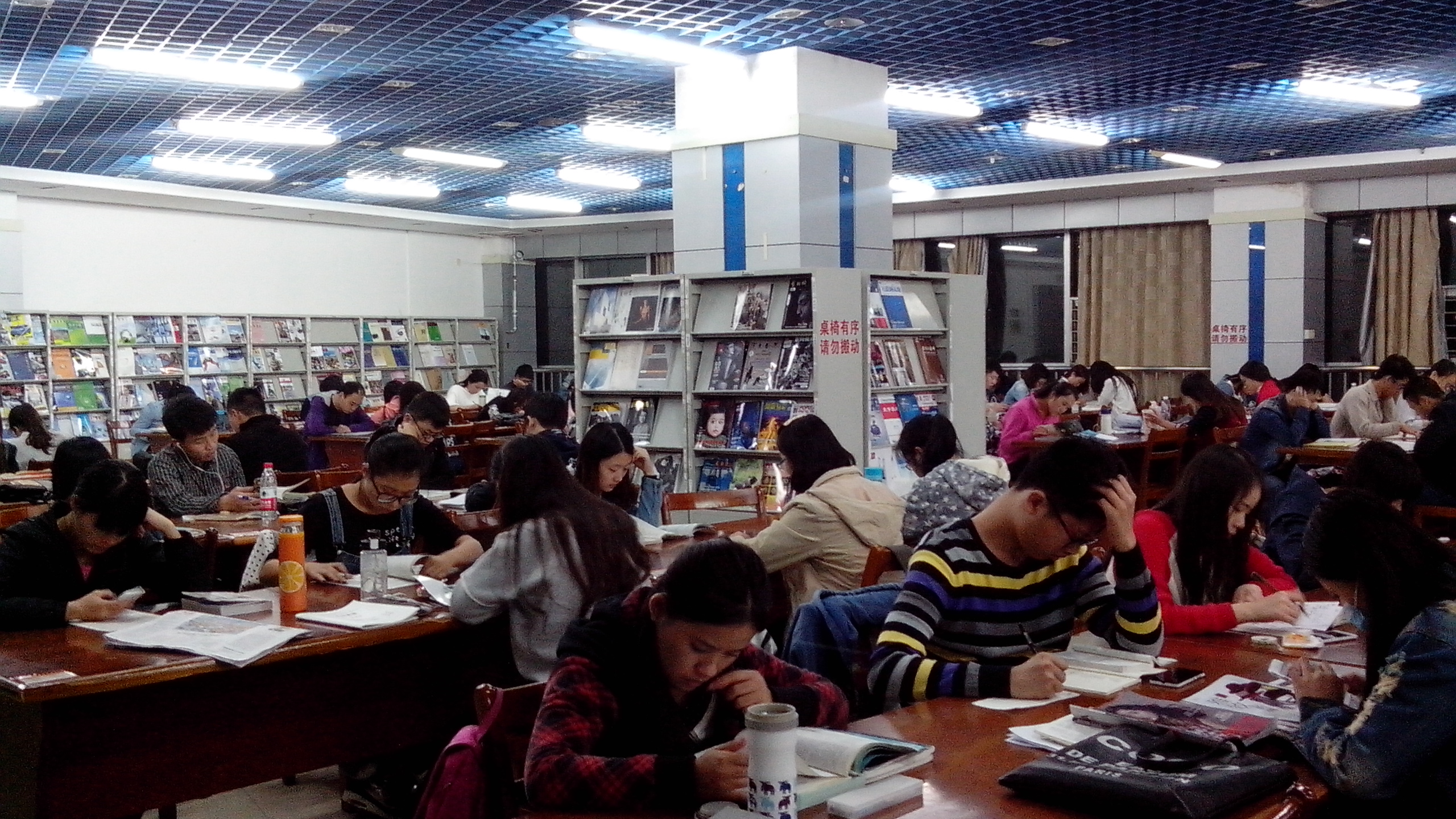 学生在阅览室自习.jpg