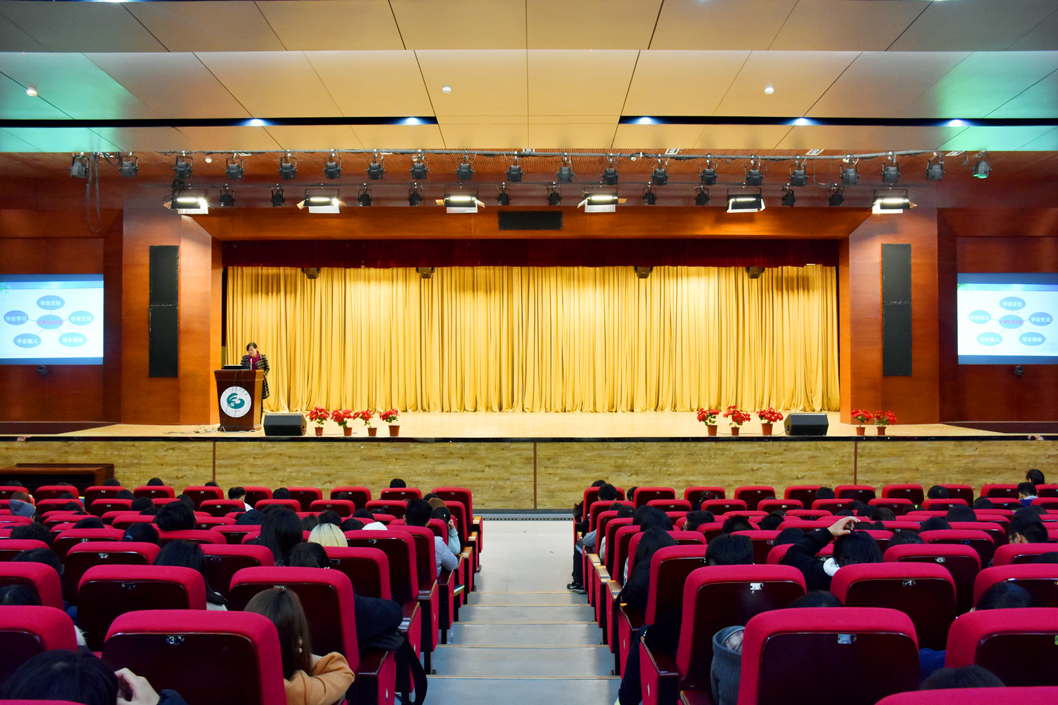 华中农业大学张延华副教授应邀来我校做心理健康讲座