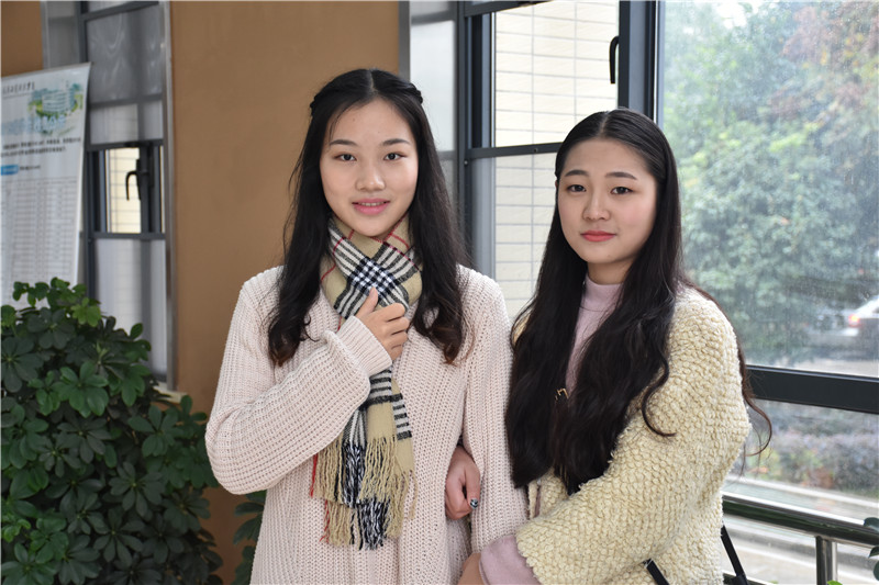 我校外国语学院两女生同时录取为南航空姐