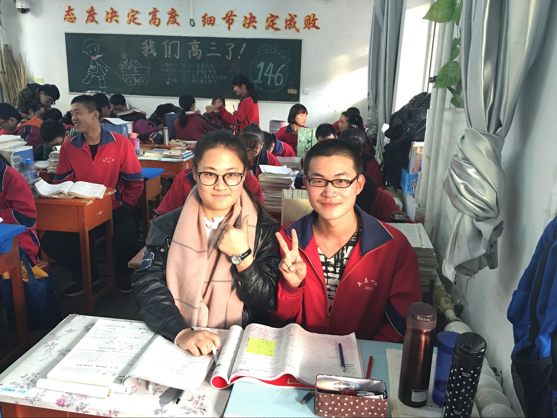 送DIY卡片 分享学习心得 百名大一新生寒假回母校重温高三生活谢师恩