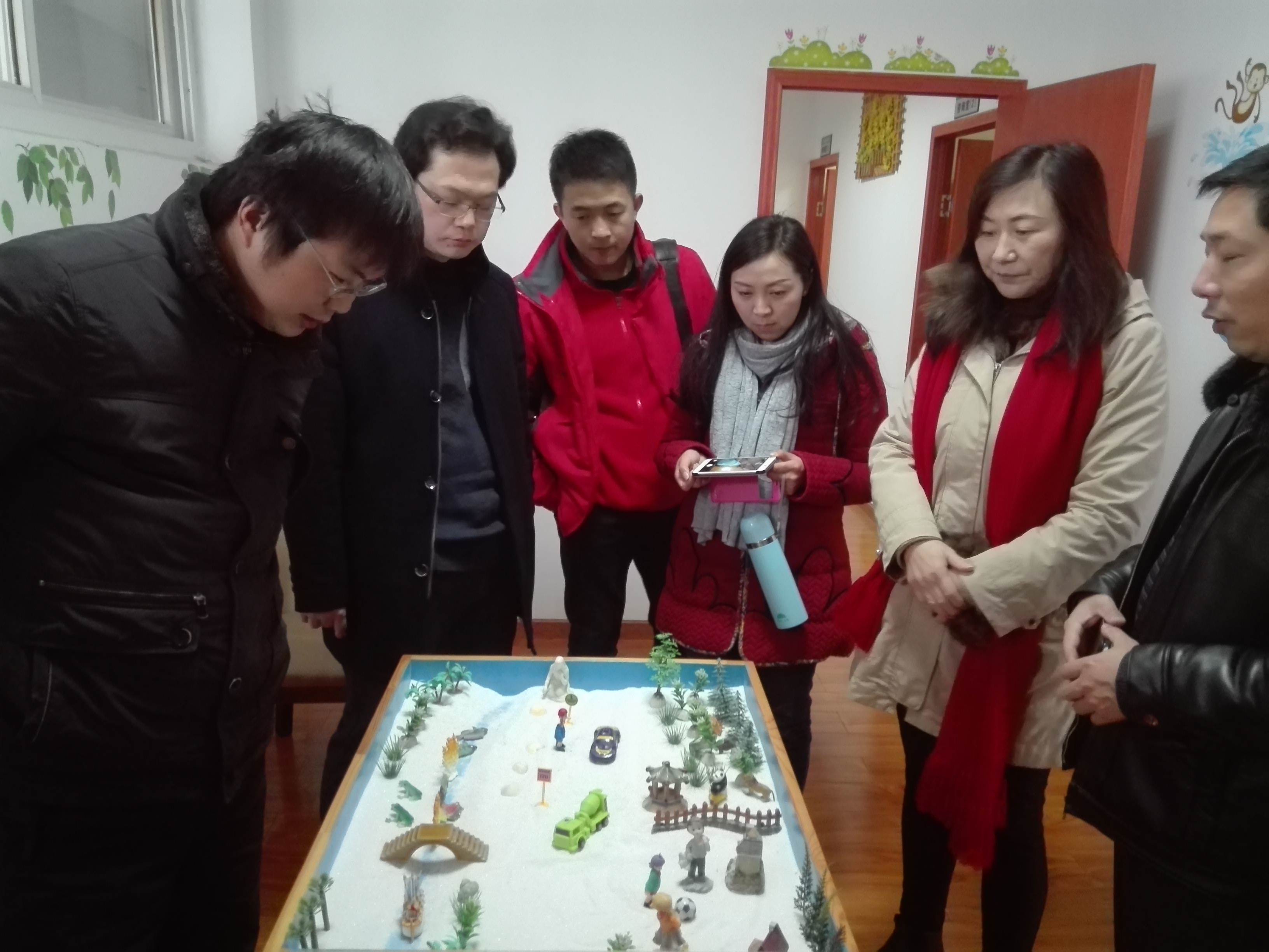中学教师参观学校心理健康教育中心