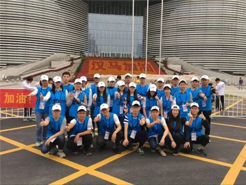 武汉工程科技学院400余名师生在汉马做志愿者