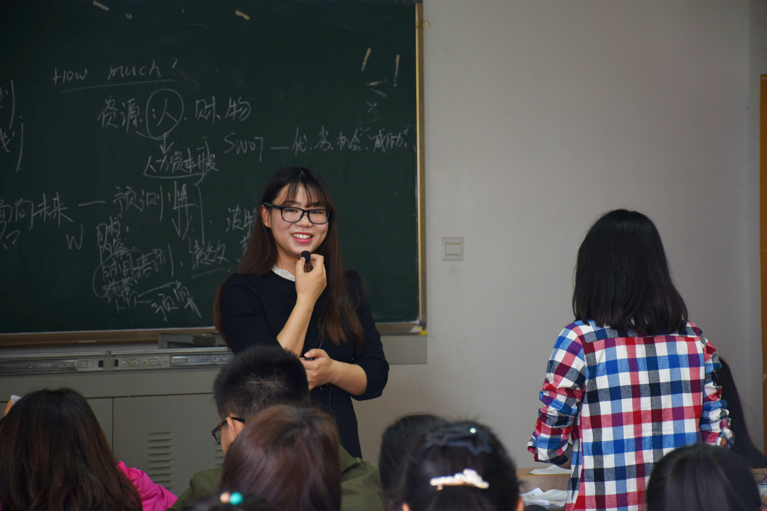 【课堂速写】案例搬上管理学课堂 让“死”理论“活”起来