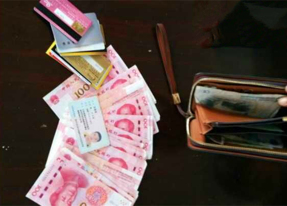 考生大意失财物 教职工接力寻失主