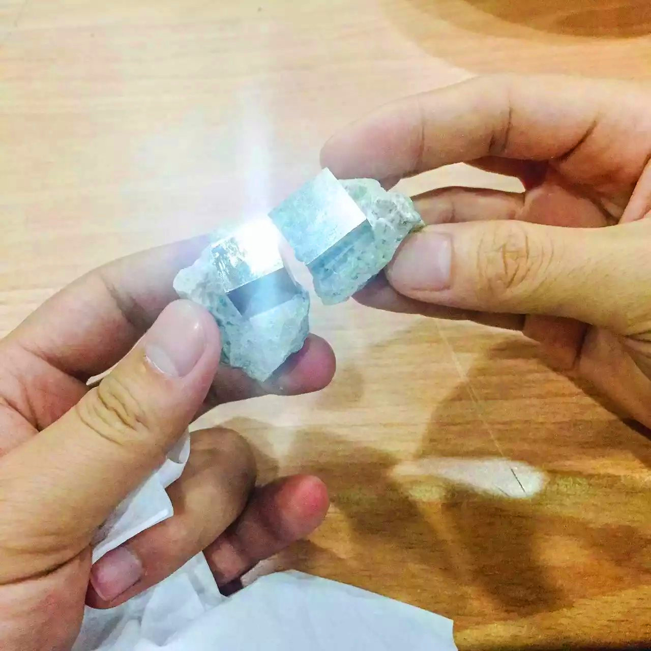 校友结伴回母校 老师批量赠珍藏