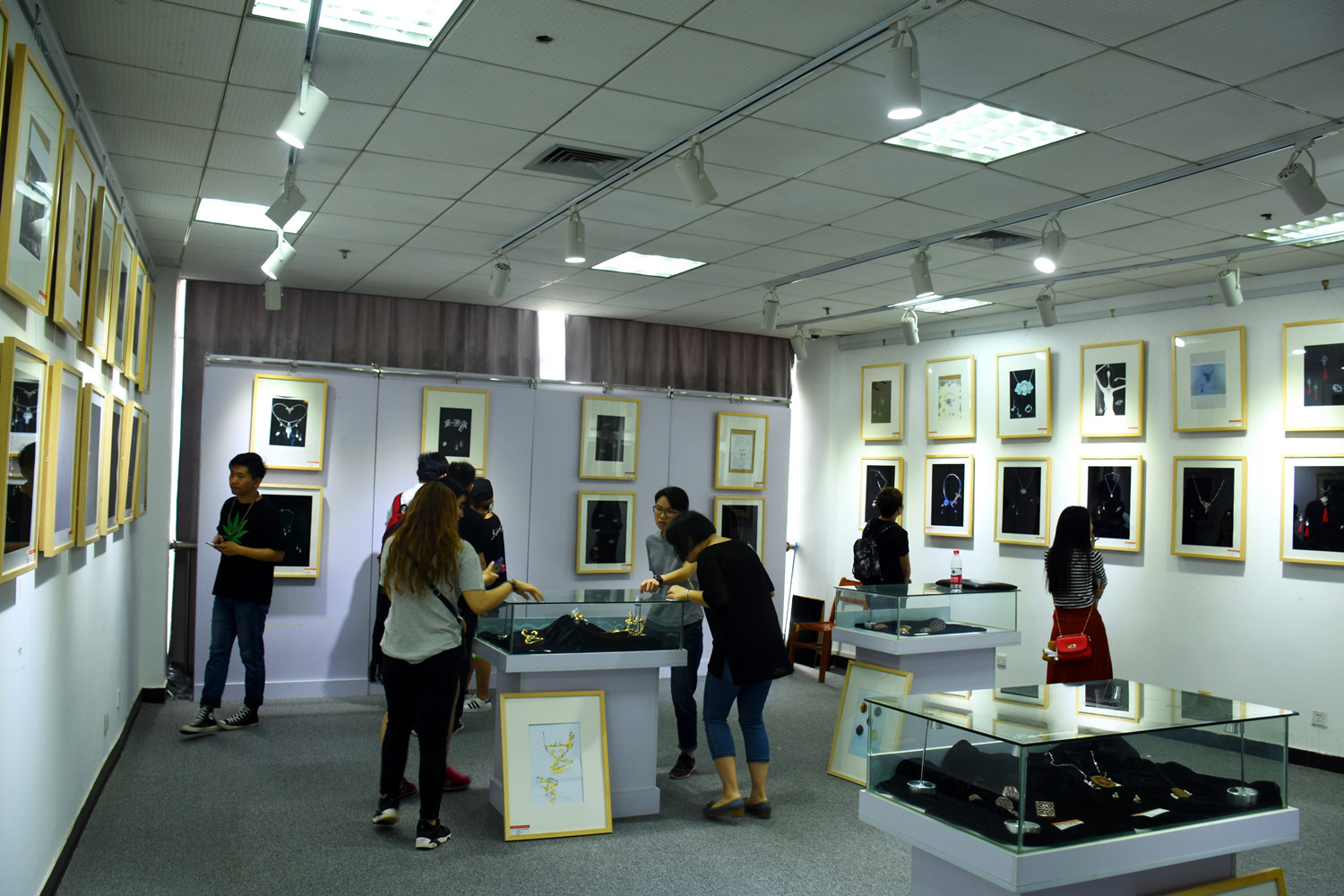 2016届毕业生首饰设计毕业作品展在展览馆展出