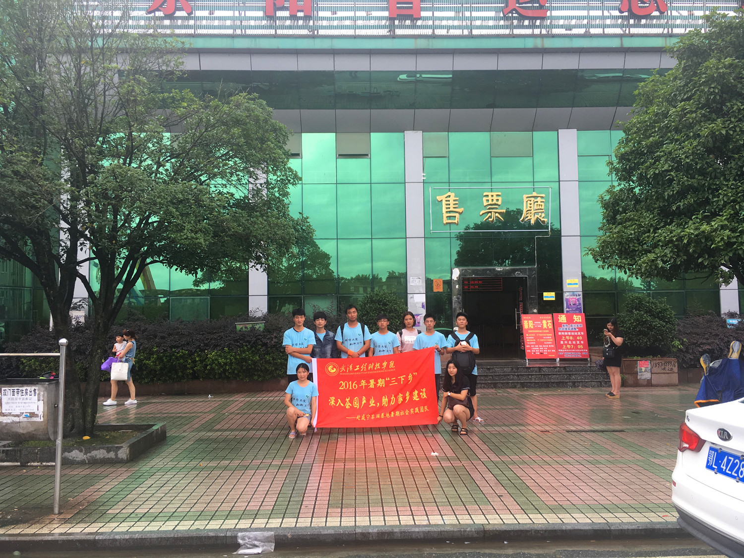 深入茶园.jpg