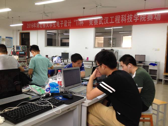 机电学院学生迎战电子设计大赛