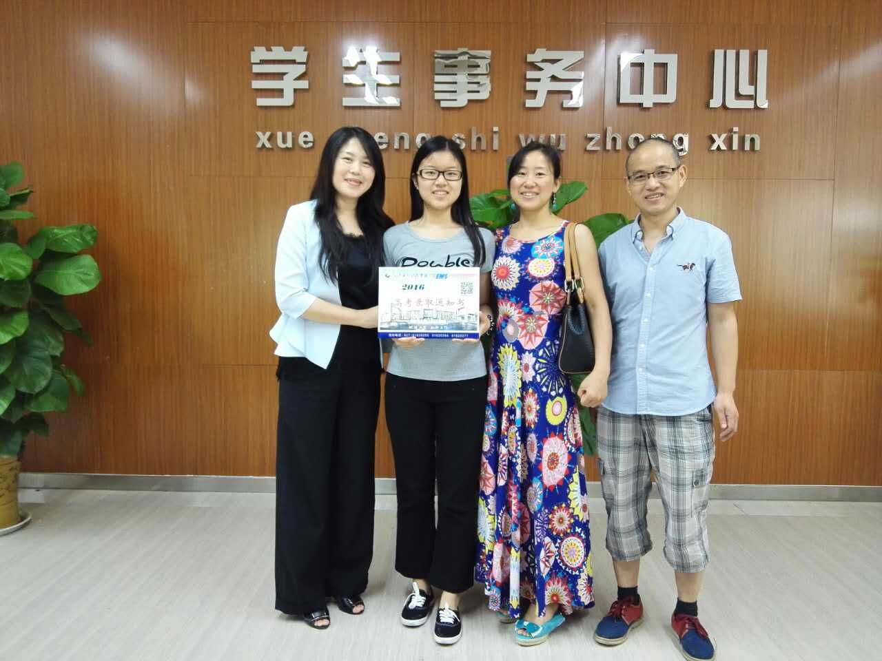 郭校助现场派发录取通知书.jpg