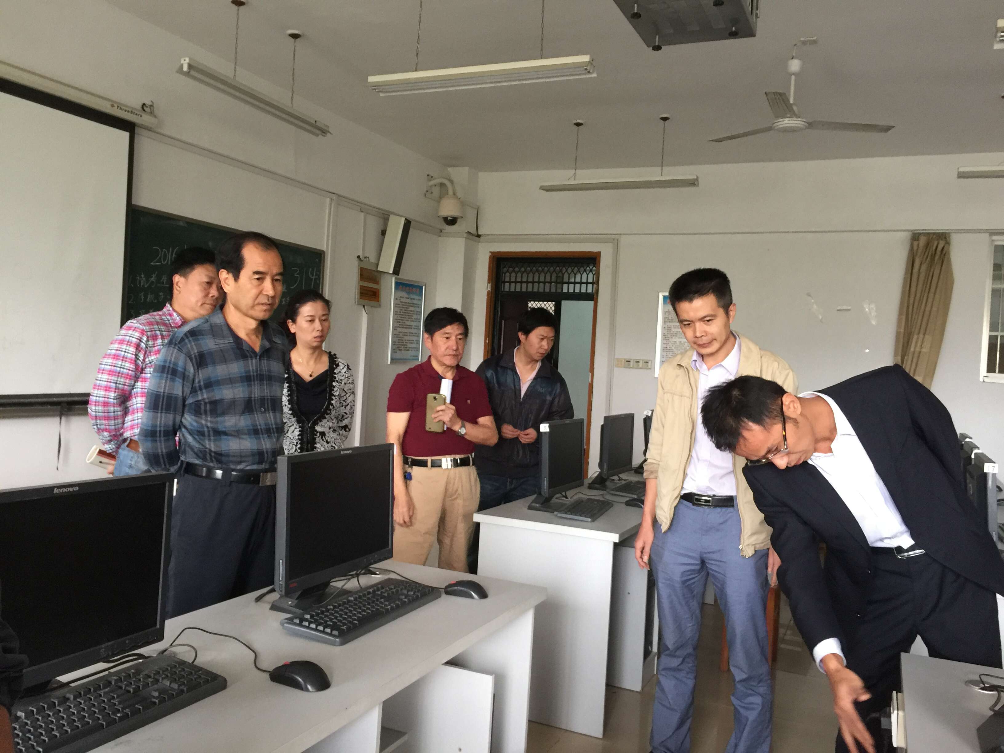校领导带队检查学校公共机房