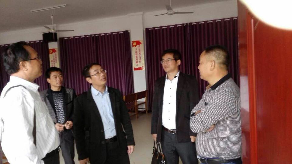 学校精准扶贫工作组到驻点村了解扶贫情况
