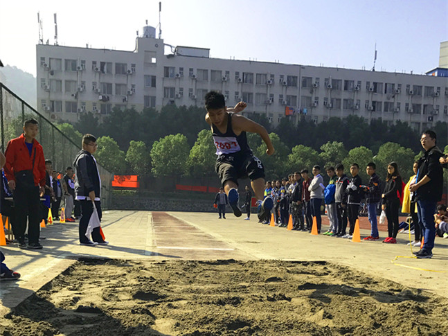【第十三届运动会】学生男子五项全能之跳远项目冠军产生