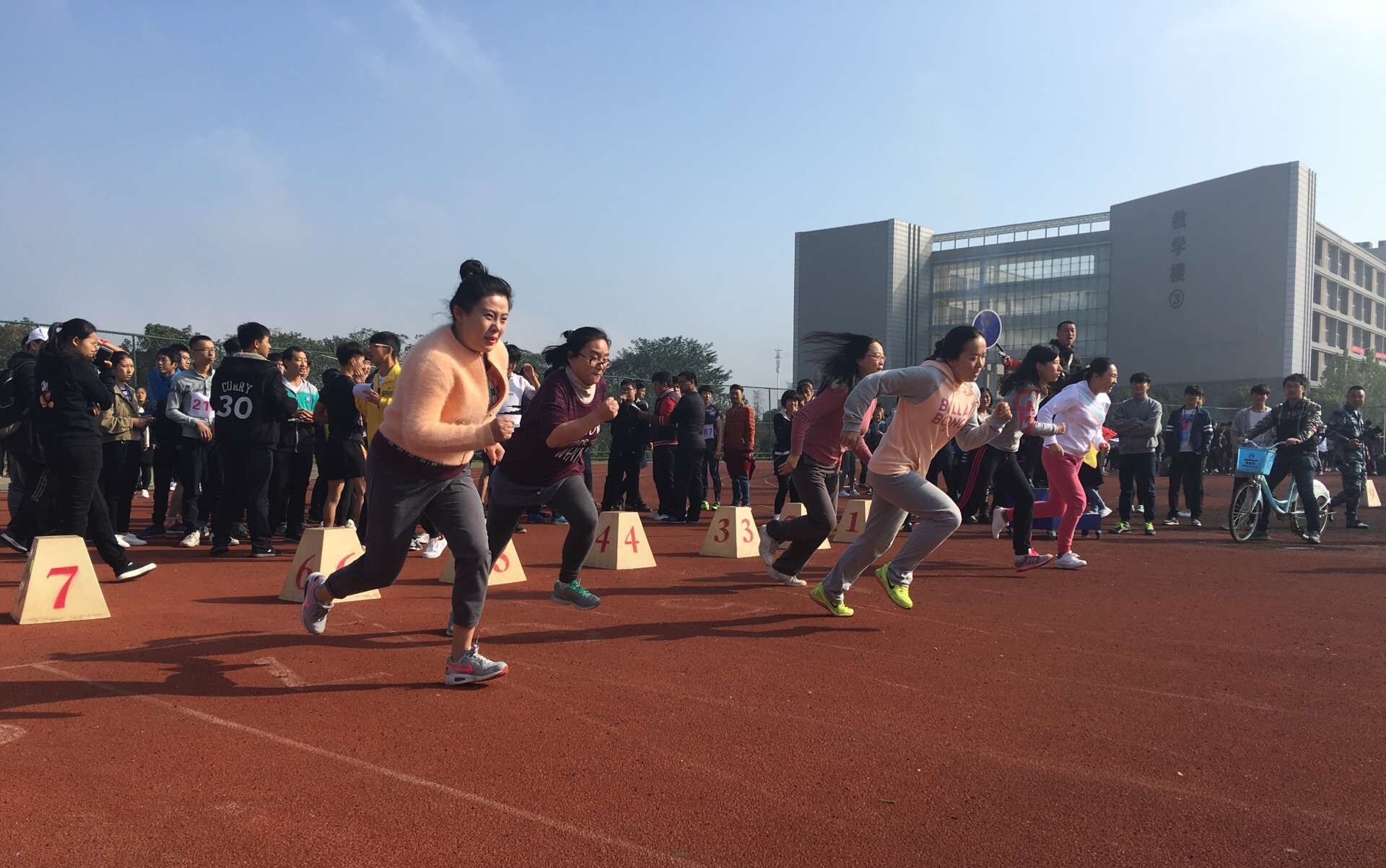 【第十三届运动会】教职工女子100米决赛落幕 工程学院潘杨璐获冠军