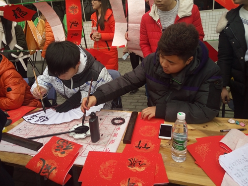 书法协会免费为全体师生送春联