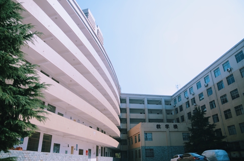 【早春校园组图】盼东风 盼虫鸣 盼莘莘学子缓缓归矣