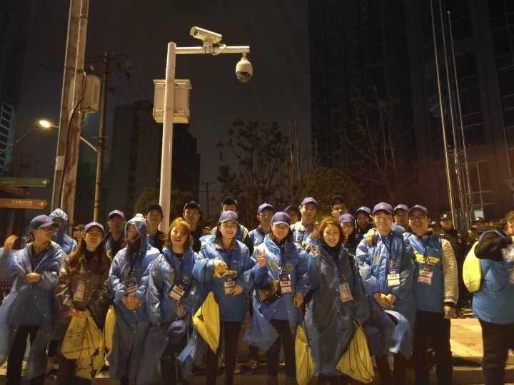我校近400名志愿者服务汉马赛事