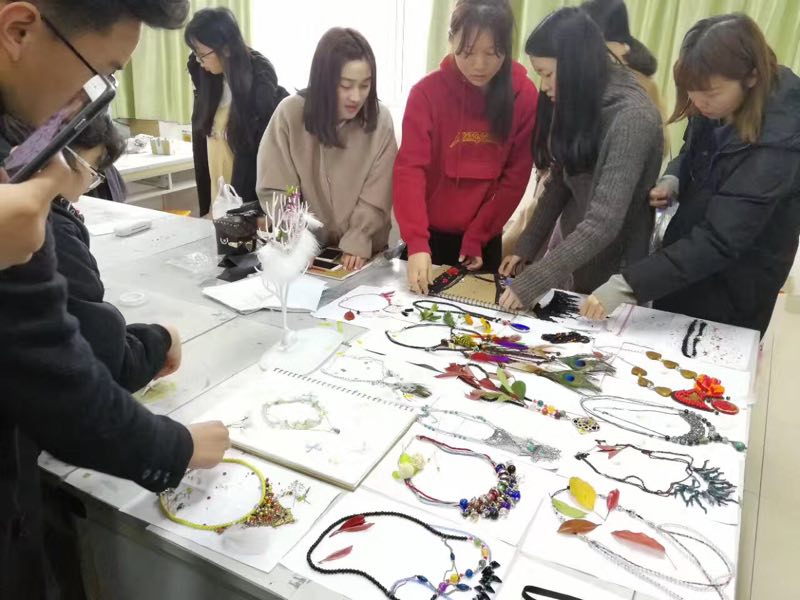 大一学生自制珠宝作品 朋友圈定价出售获点赞无数
