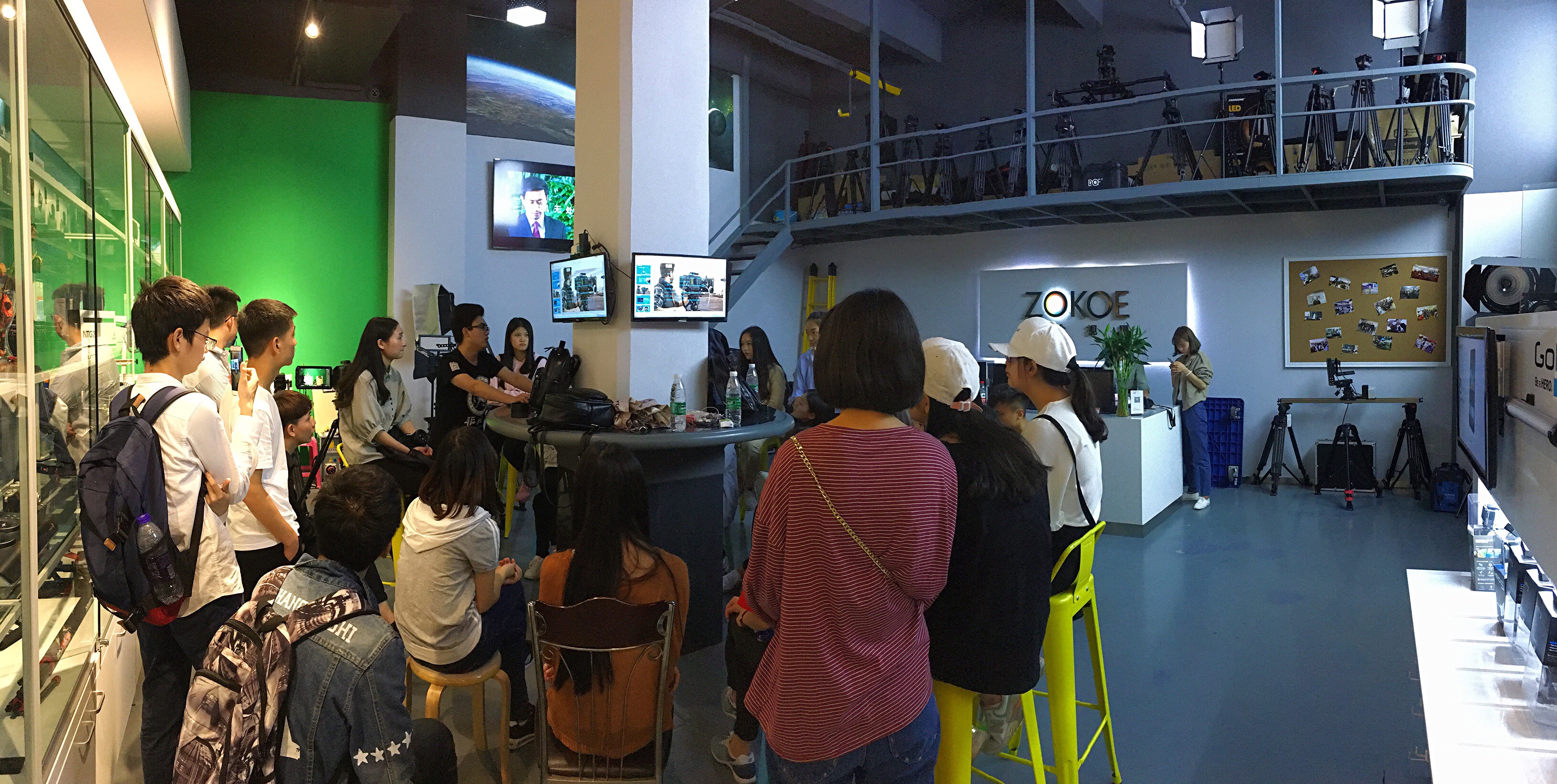 体验新兴VR技术 学生外出展开专业考察