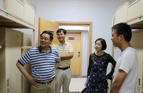 【迎新速递】迎新工作接近尾声校领导走访寝室慰问新生