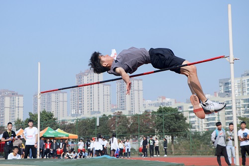 【第十四届运动会】艺传学院选手在五项全能跳高比赛中再夺桂冠