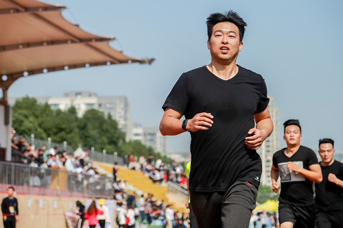 【第十四届运动会】教职工男女子1500米比赛结束 女子组选手卫冕冠军